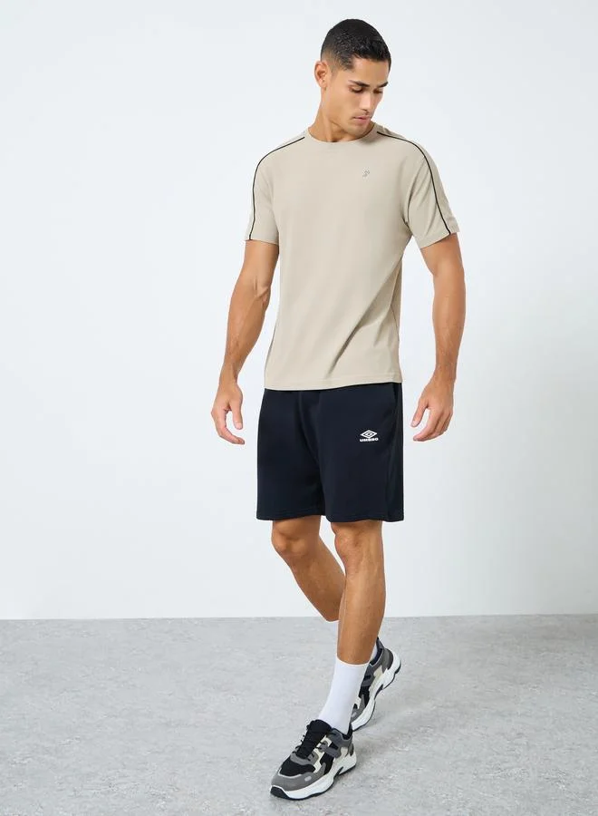 ستايلي اكتيف تيشيرت تمرين بتفاصيل مُتباينة على الكتف