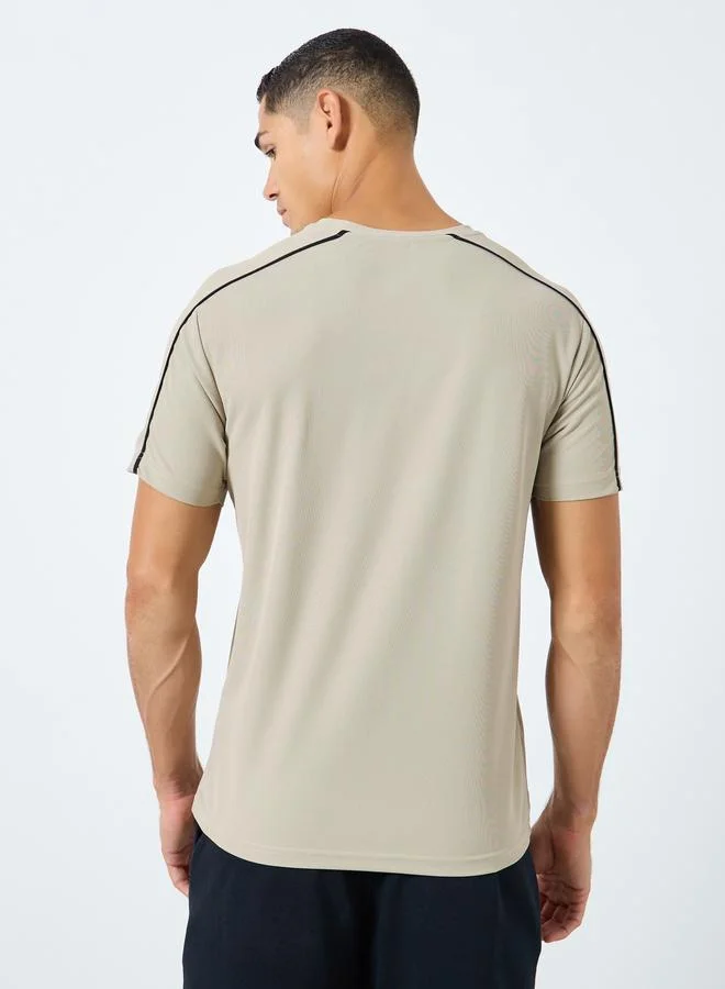 Styli Active Men Contrast Piping Detail Training T-Shirt