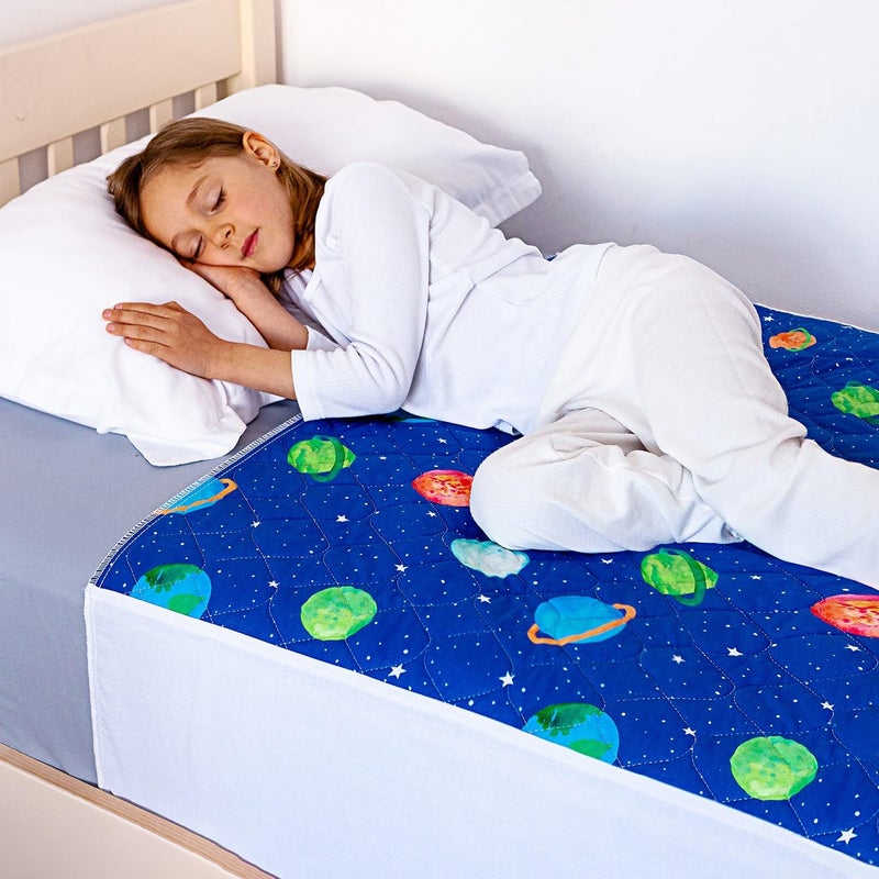 NUK ليني مارك® وسادة تدريب الأطفال على استخدام المرحاض | 100% مقاومة للماء | ورقة حماية من التبول على السرير للأسرة الفردية والأطفال الصغار | تغييرات ليلية سهلة | حصيرة قابلة للغسل تمتص 2 لتر | رائد فضاء | علامة تجارية بريطانية - Image 1