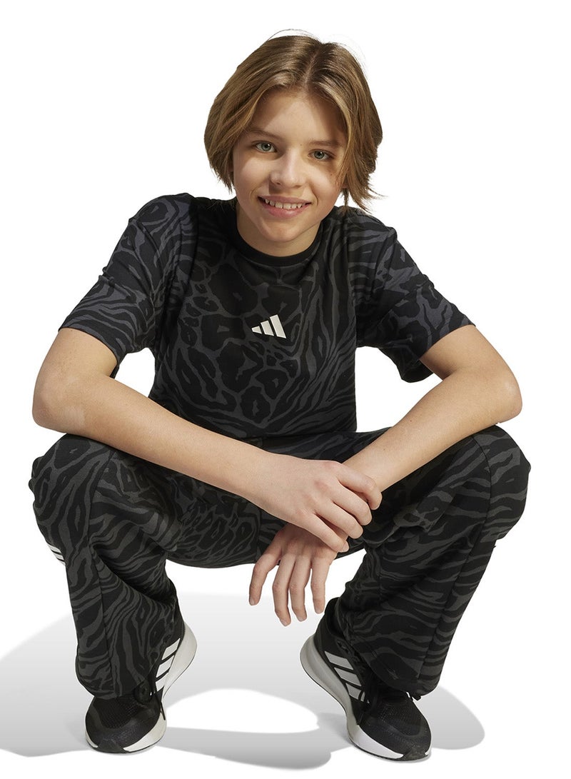 Adidas شعار J FI AOP T أسود/كربون/أبيض - Image 4