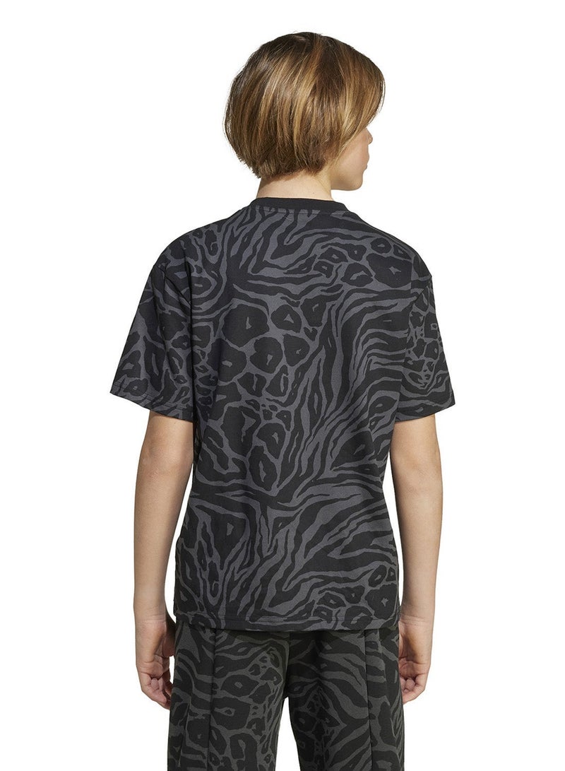 Adidas شعار J FI AOP T أسود/كربون/أبيض - Image 2