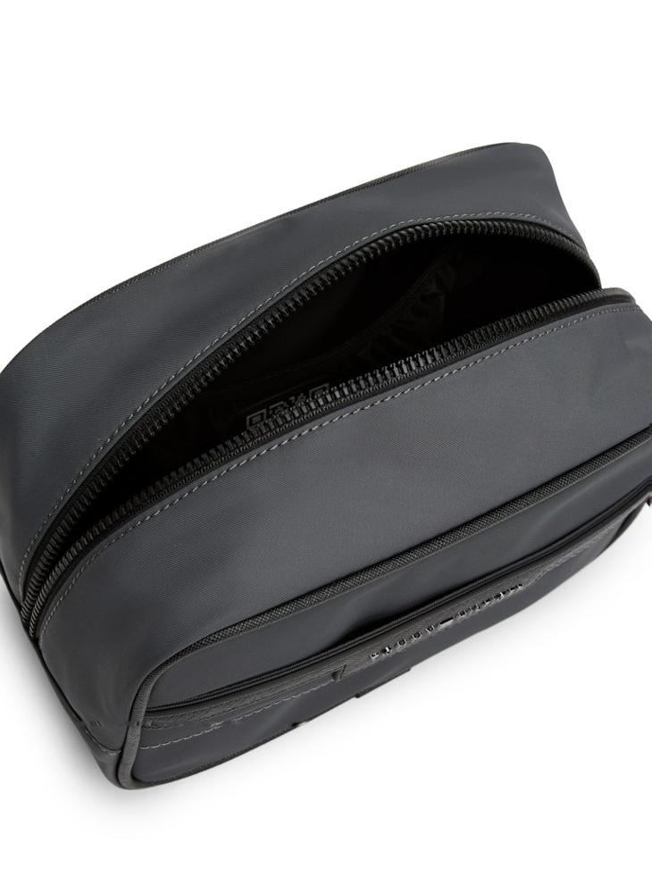 تومي هيلفيغر حقيبة أدوات زينة بسحاب أمامي - Image 4