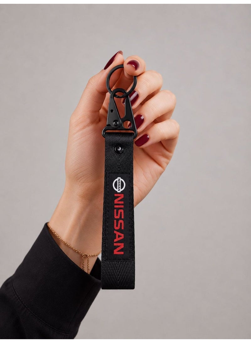 نيسان ميدالية مفاتيح قماشية مطوية (Nissan) باللون الأسود مع مشبك معدني أسود - Image 3