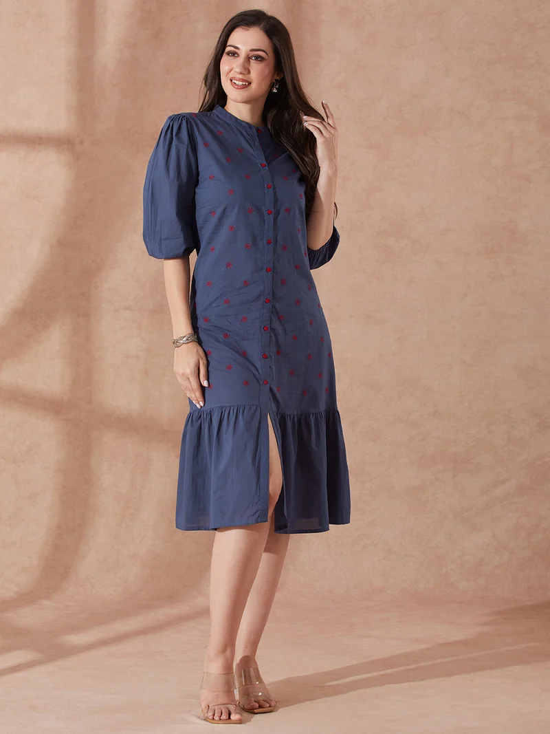 جلو باص فستان ميدي نسائي أزرق بياقة مستديرة وأكمام منتفخة مطرز بالزهور بتصميم طبقات وحافة واسعة -