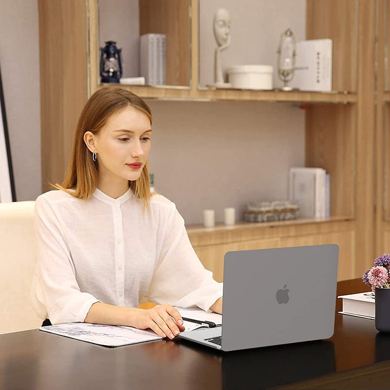 Moca حافظة موكا لجهاز ماك بوك إير الجديد 13.6 بوصة (M4 A3240، M3 A3113، M2 A2681) مع خاصية التعرف على بصمة الإصبع، إصدارات 2025 2024 2022 – غلاف حماية بلاستيكي صلب لجهاز م2 م3 م4 إير 13 لابتوب (رمادي) - Image 5
