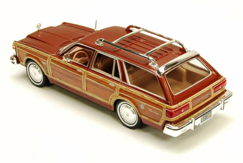 MOTORMAX 1979 Chrysler Lebaron Town & Country Wagon, Red with Woodie Siding Motormax 73331-1/24 Scale Diecast Model Car - Image 5