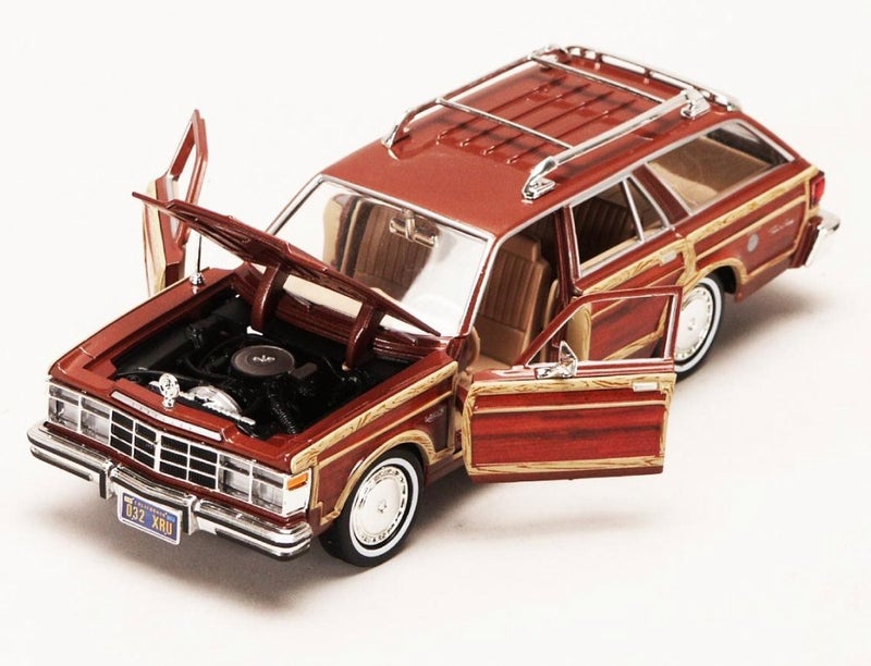 MOTORMAX 1979 Chrysler Lebaron Town & Country Wagon, Red with Woodie Siding Motormax 73331-1/24 Scale Diecast Model Car - Image 4