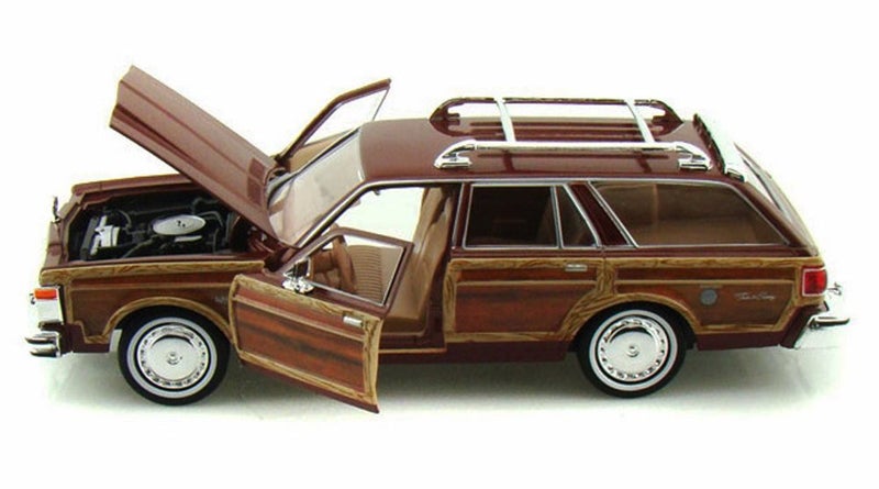 MOTORMAX 1979 Chrysler Lebaron Town & Country Wagon, Red with Woodie Siding Motormax 73331-1/24 Scale Diecast Model Car - Image 3