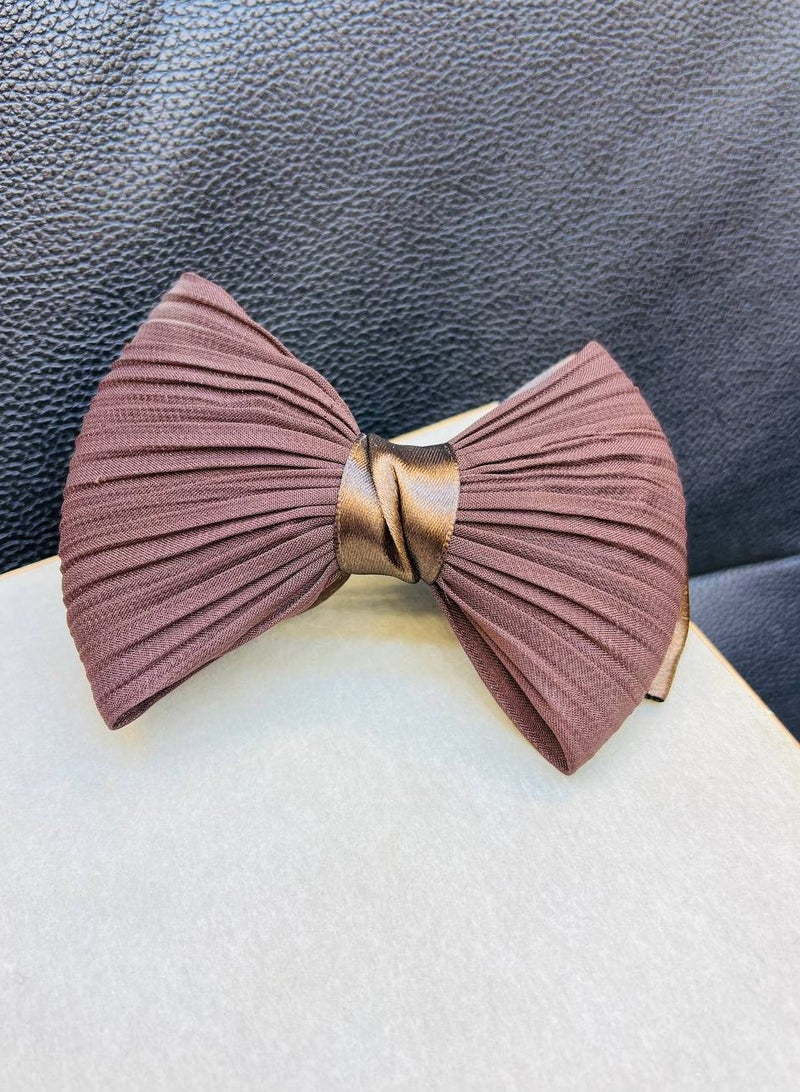 مشبك شعر فيونكة بشريط ستان بلون البني، لمسة ناعمة تضفي على إطلالتك لمسة من الأنوثة والجمال. - Image 1