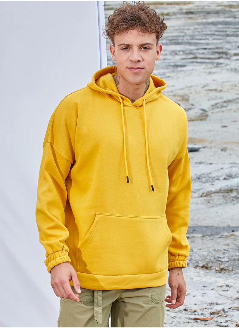 Campus Sutra Men's Mustard Yellow Oversized Pullover Sweatshirt With Kangaroo Pocket