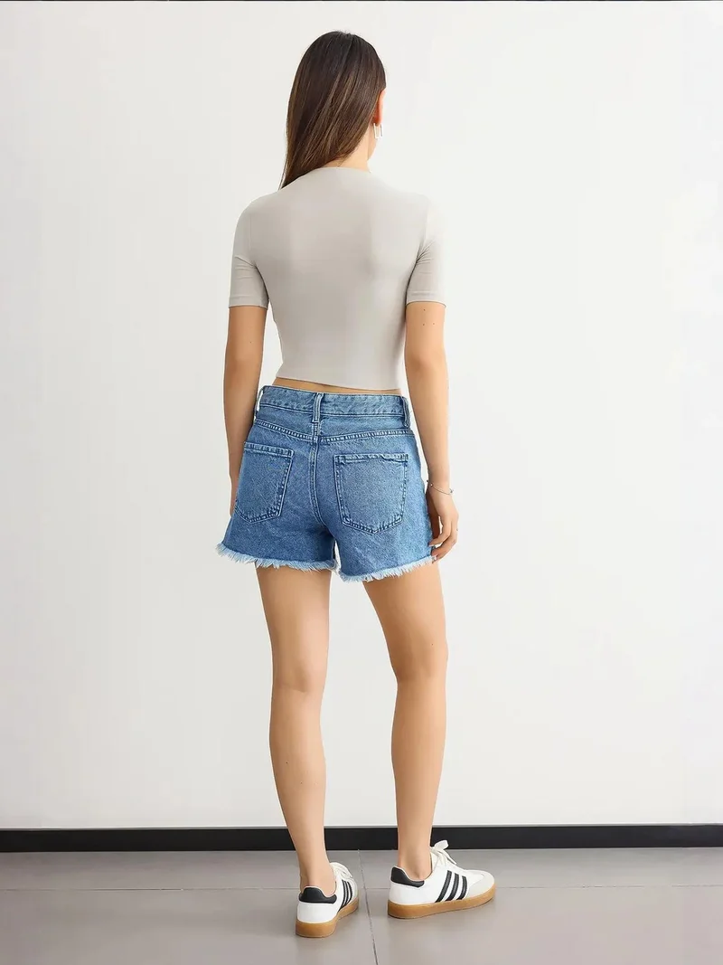 زوبعة بلوزة قصيرة بياقة دائرية أساسية