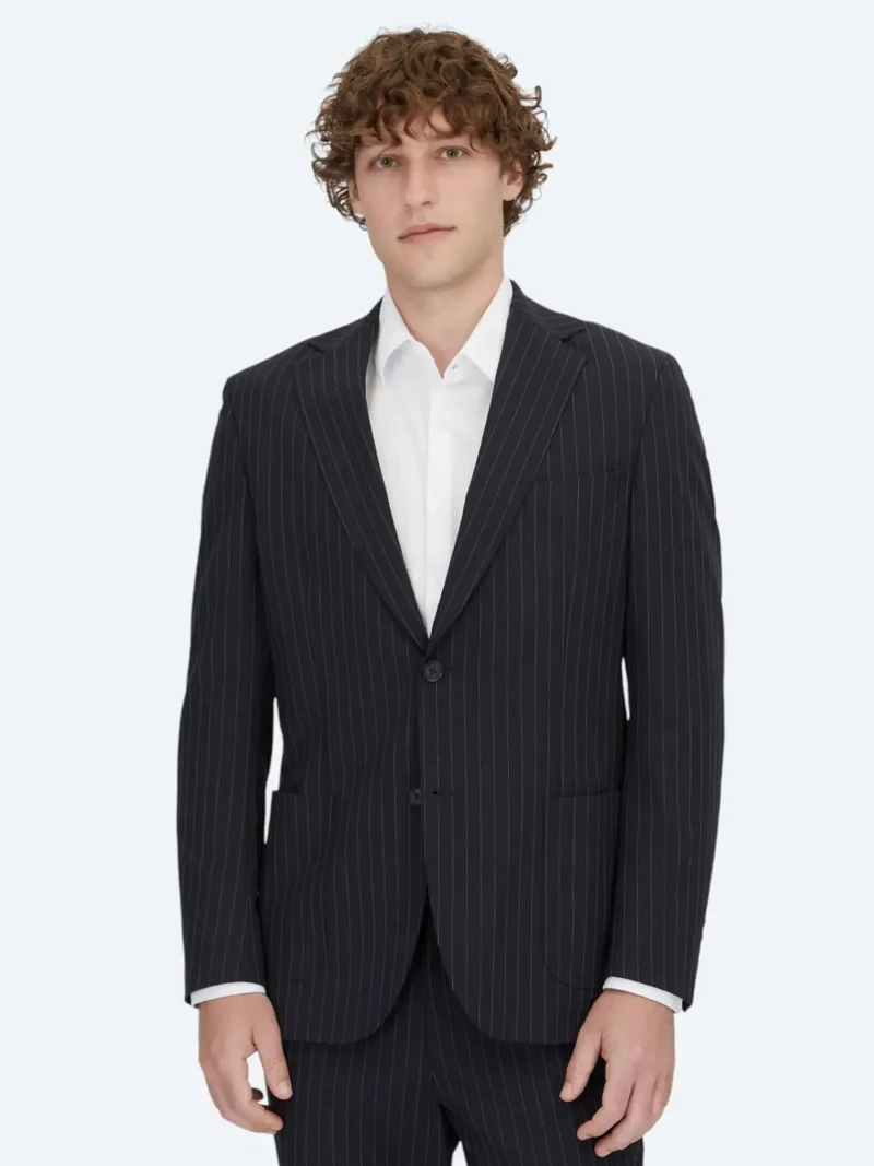 كيب بدلة عصرية مخططة باللون الأزرق الداكن