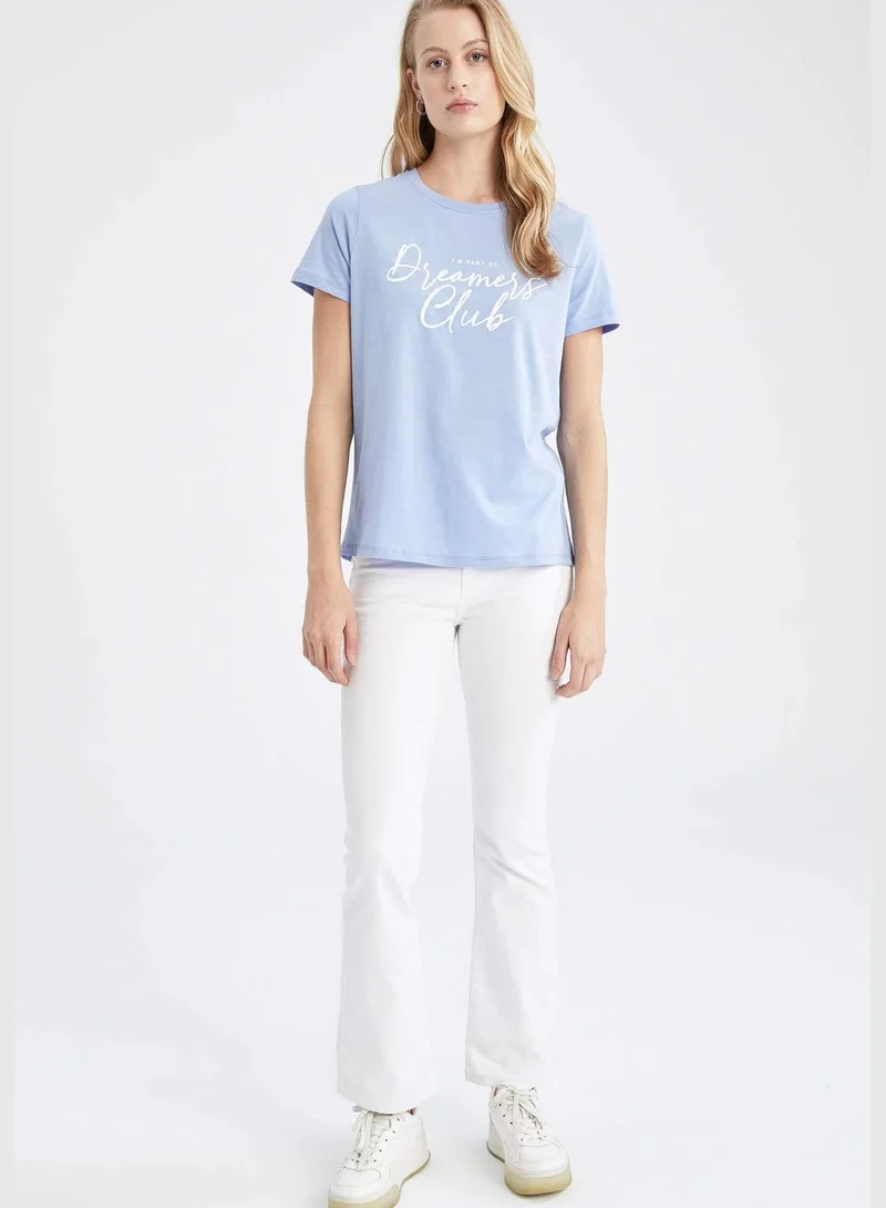 ديفاكتو تيشيرت مطبوع بشعار بأكمام قصيرة وقصة عادية