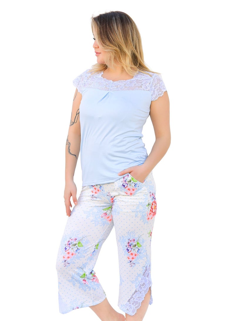 دعدوش  طقم نوم نسائي قطعتين من البوليستر بتصميم زهري، بلوزة بأكمام قصيرة مع دانتيل وبنطلون كابري بطبعة ورود،بيجامة شورت قصير بألوان الصيف الزاهية - Image 2