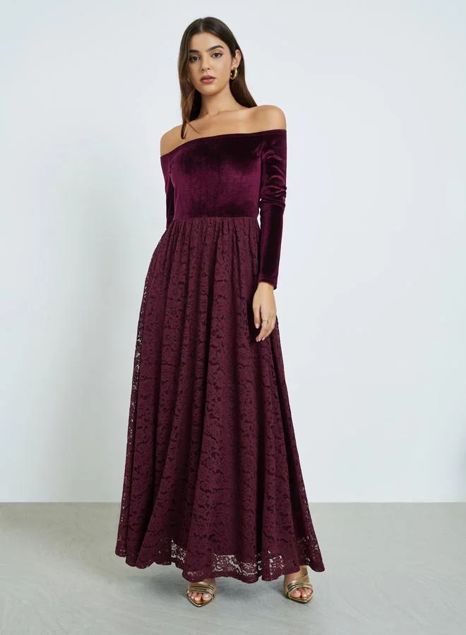 ستايلي فستان طويل بتفاصيل دانتيل وأكتاف مكشوفة