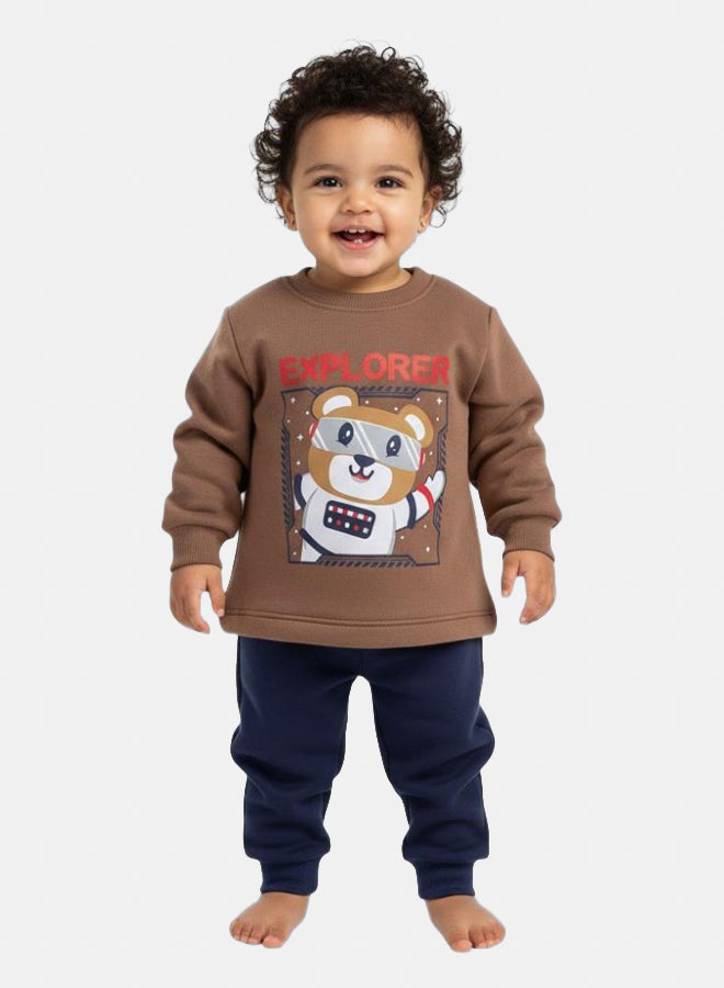 اوركيدز طقم بيجاما قطني للاولاد الصغار الصغار – بني/كحلي مع طباعة دب "Explorer" - Image 1