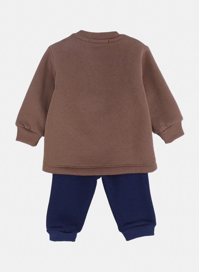 اوركيدز طقم بيجاما قطني للاولاد الصغار الصغار – بني/كحلي مع طباعة دب "Explorer" - Image 3