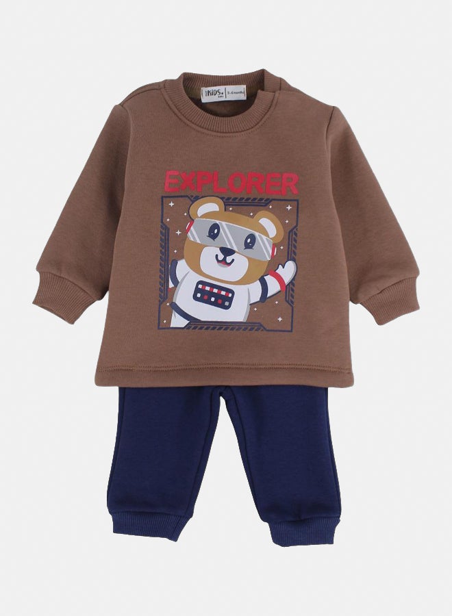 اوركيدز طقم بيجاما قطني للاولاد الصغار الصغار – بني/كحلي مع طباعة دب "Explorer" - Image 2