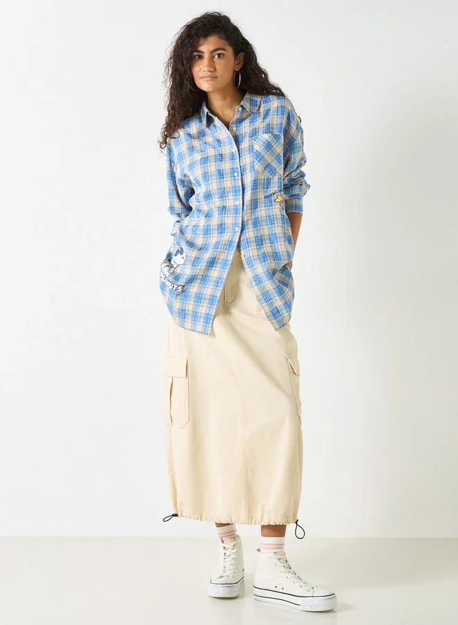 اس بي كاركترز قميص بأكمام طويلة وجيب على الصدر وطبعات سنوبي