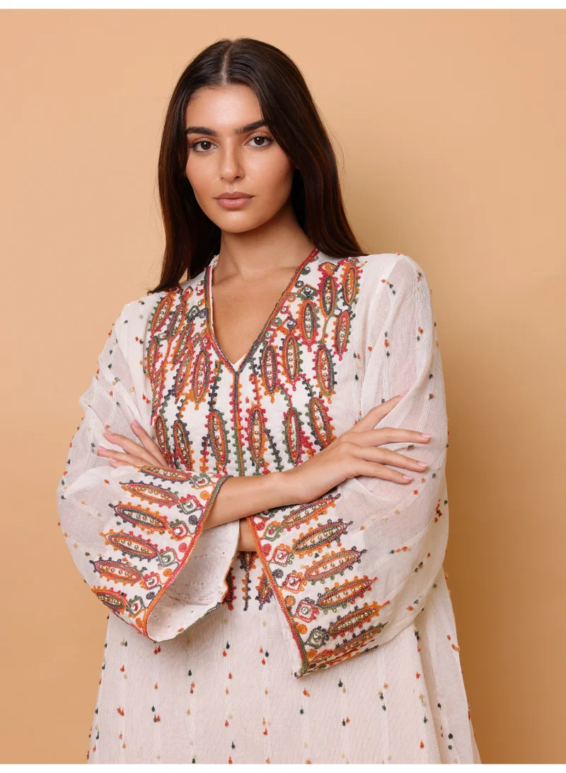 اكسا جلابية مطبوعة ومطرزة بألوان زاهية