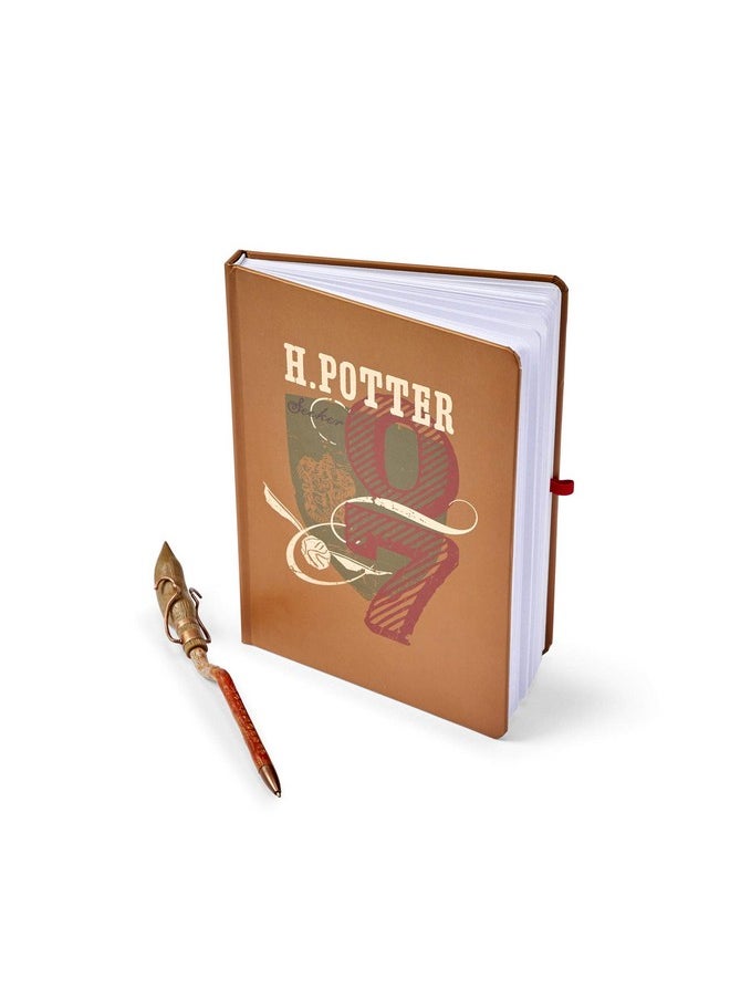 Underground Toys - Harry Potter 07 Seeker Journal & Firebolt Pen Set Exclusive Comiccon 9 X 7 Hardcover Notebook With Red Elastic Closure & Writing Broomstick Quidditch Design On Lined Pages For Notes & Spells - Image 1