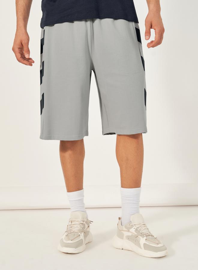 ستايلي شورت تيري فضفاض مزين بخطوط جانبية - Image 3