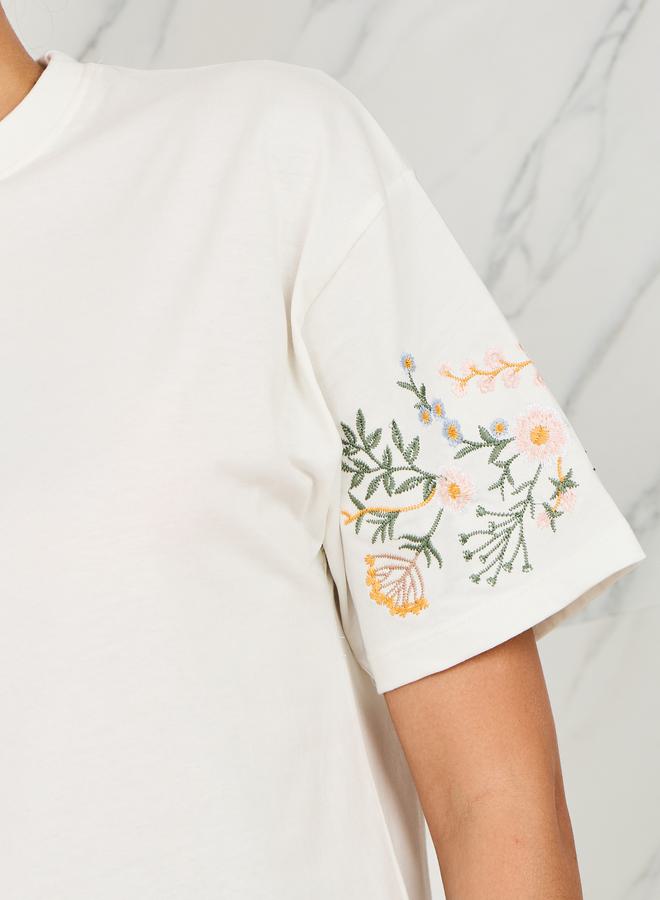 Styli Oversized Embroidered Round Neck Longline T-shirt  - Image 3