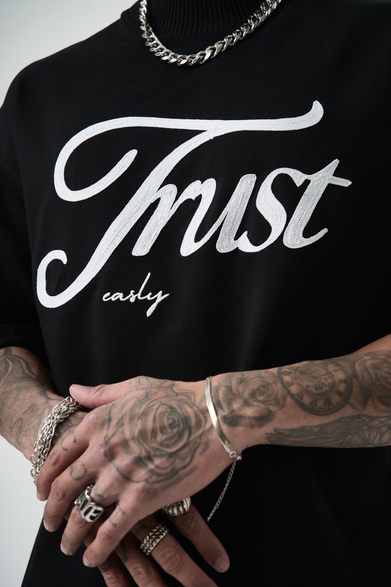 ريسباير تي شيرت رجالي مقاس كبير (Oversize) مطبوع عليه "Trust"، أسود - Image 4