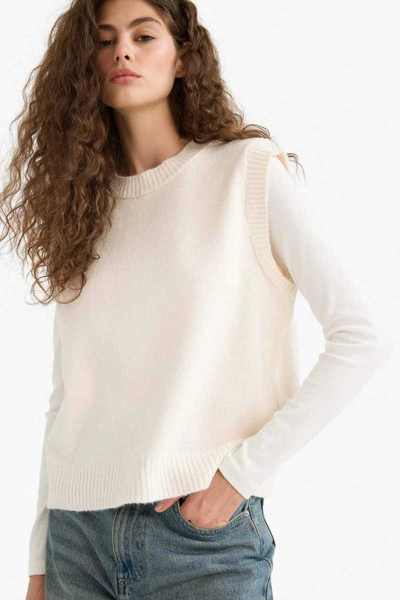DeFacto Regular Fit Basic Crew Neck Knit Vest