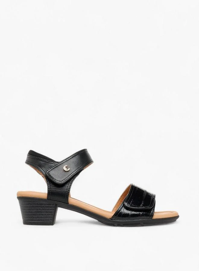 لو كونفورت صنادل نسائية بكعب عريض وإغلاق بشريط لاصق