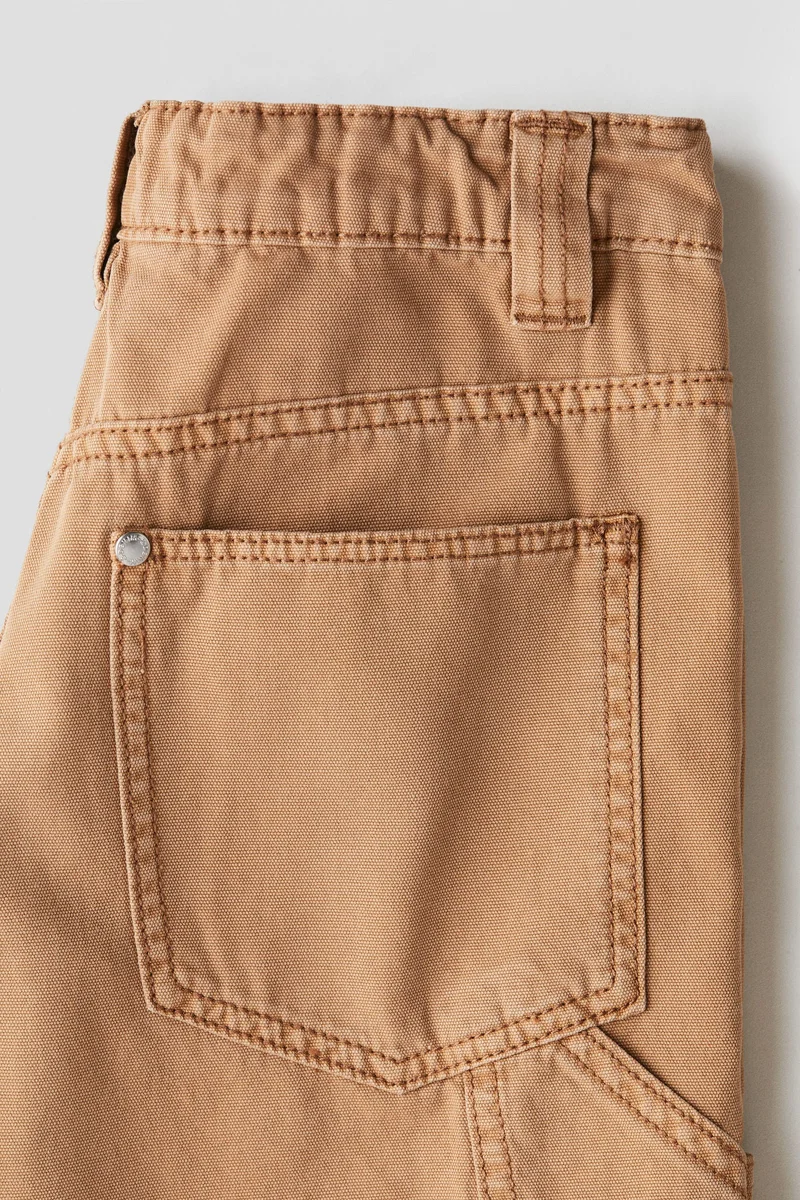 اتش اند ام شورت كاربنتر بقصة فضفاضة