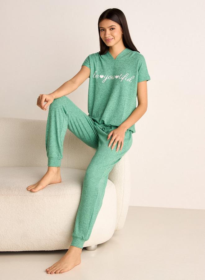 سبلاش فيڤ طقم تي شيرت بغطاء رأس وطبعات شعار وبنطلون رياضي مطاطي - Image 1