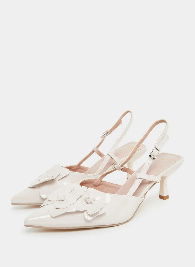 ستايلي صندل أبيض مزين بالزهور بكعب صغير وحزام خلفي