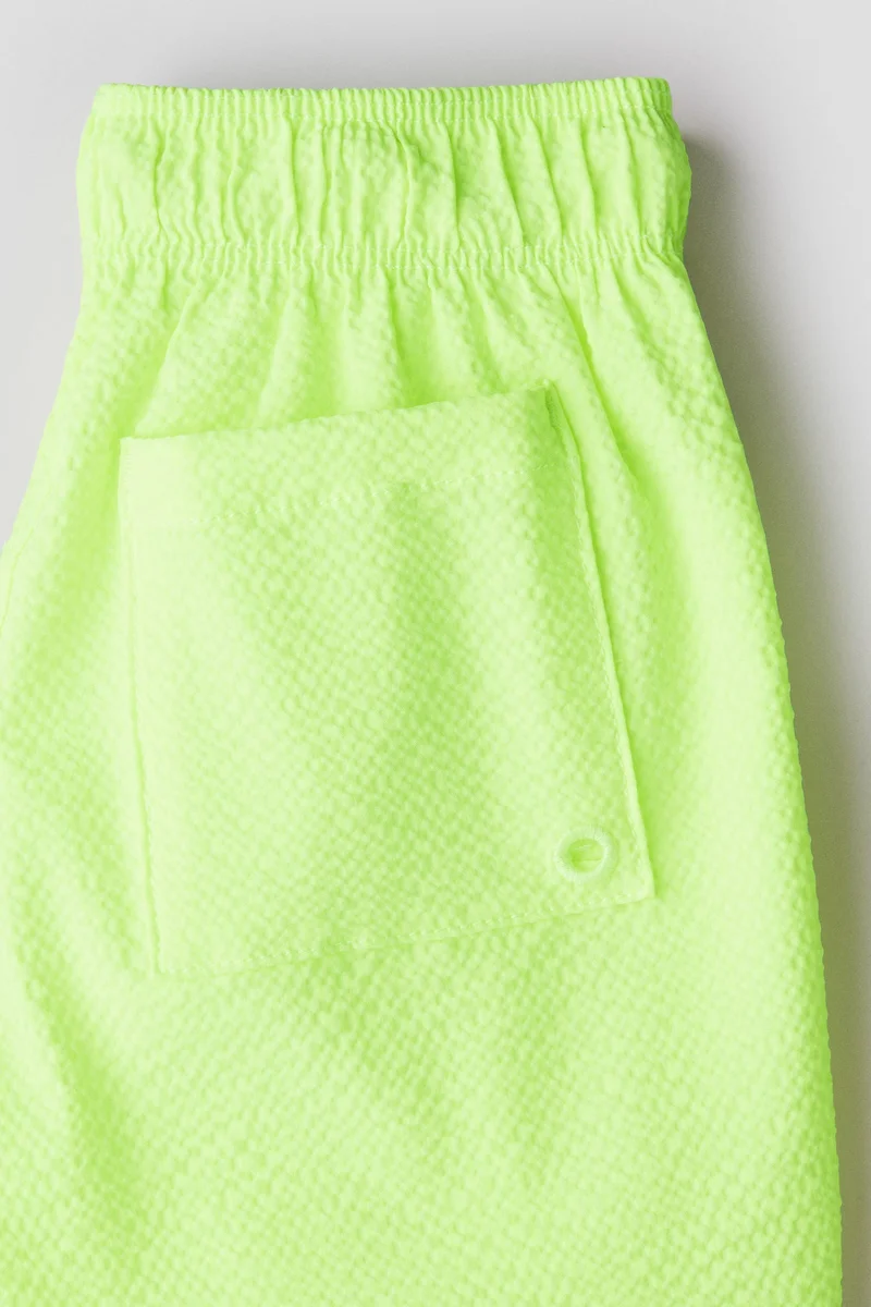 اتش اند ام شورت سباحة مزين بنقوش