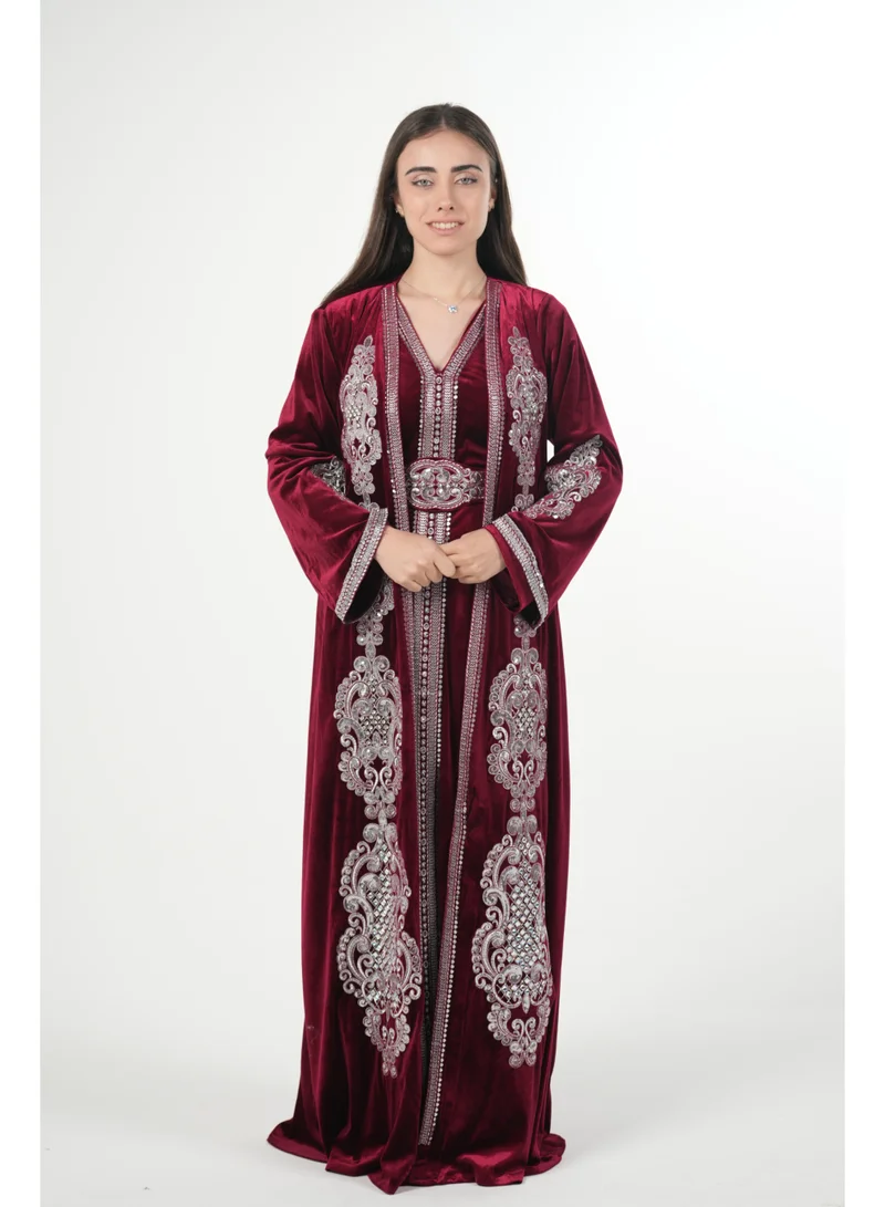 البنت الشرقية قفطان مغربي مخمل مطرز مع حزام على الخصر
