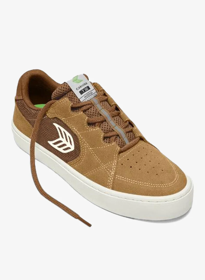 كاريوما حذاء رياضي  برو بشعار جملي من جلد الغزال والشبك بلون عاجي