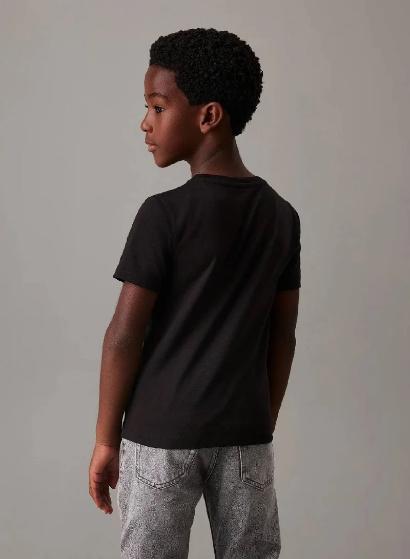 كالفن كلاين جينز تيشرت مزين بشعار كلفن كلاين