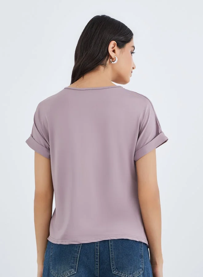 تايك تو بلوزة نسائية بياقة على شكل حرف  وأكمام قصيرة بتصميم ملتف من الأمام