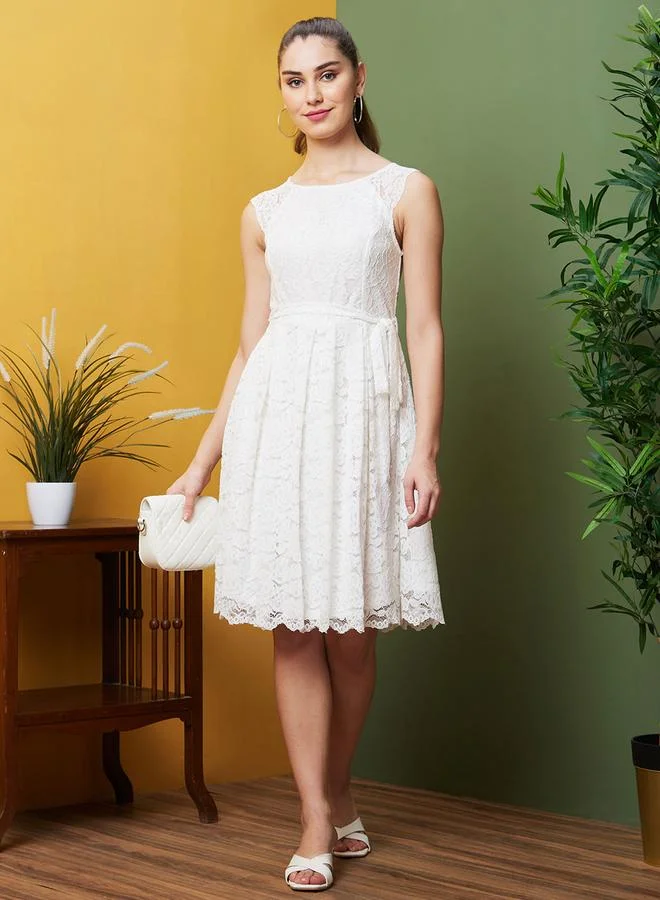 جلو باص فستان بطول الركبة مزين بدانتيل زهور مع حزام