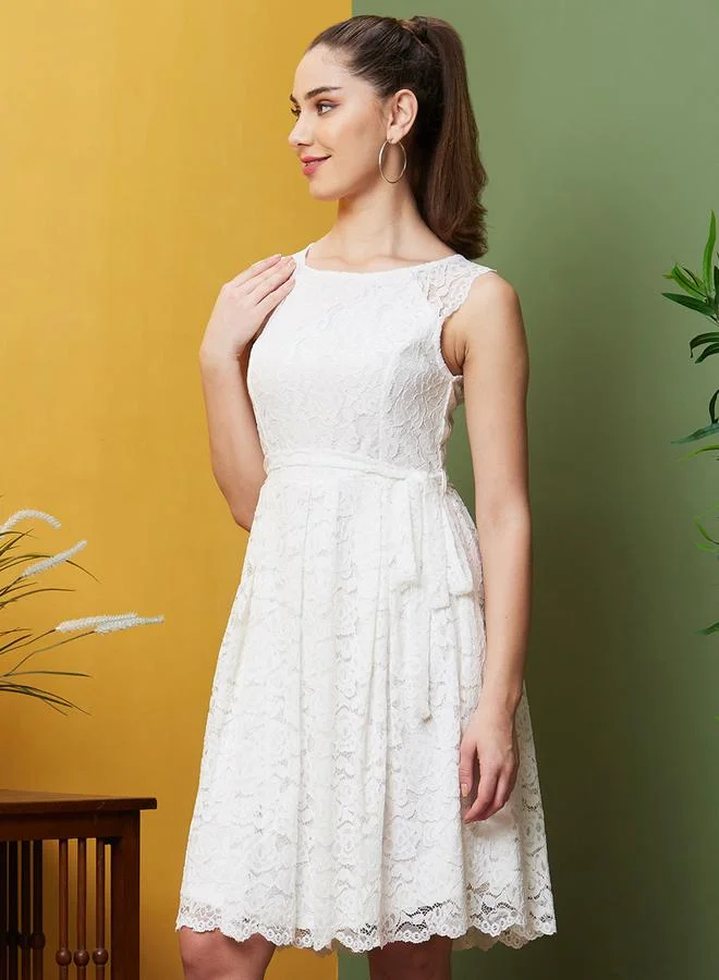 جلو باص فستان بطول الركبة مزين بدانتيل زهور مع حزام