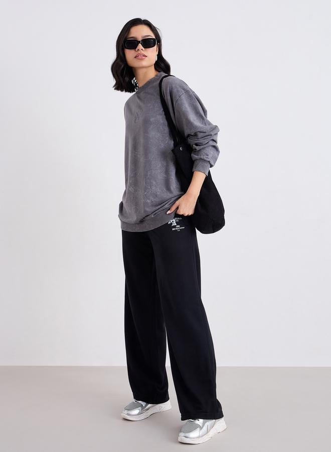 ستايلي جوغر بأرجل واسعة وطبعة كتابة - Image 1