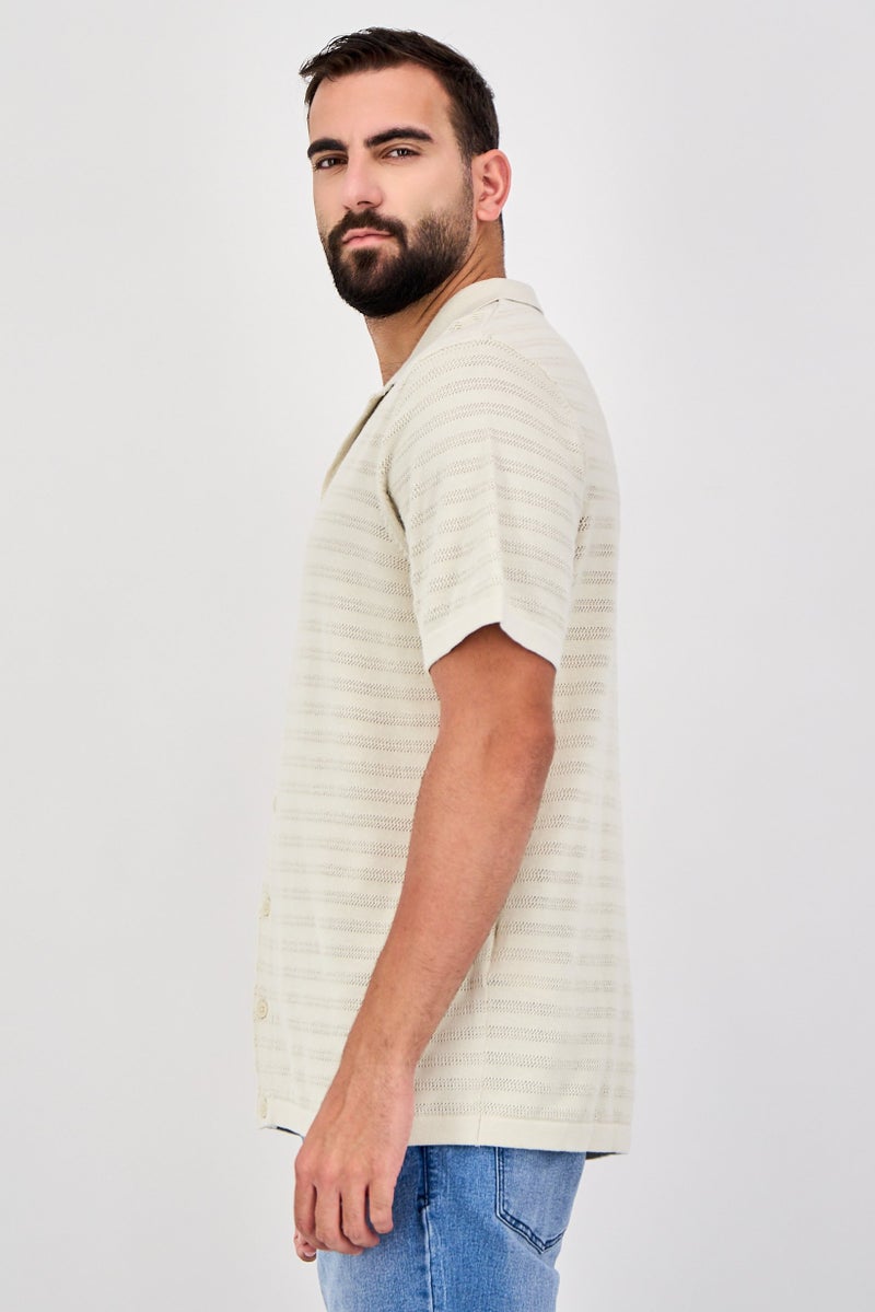 Celio قميص رجالي بقصة عادية بأكمام قصيرة مع ثقوب، بيج - Image 2