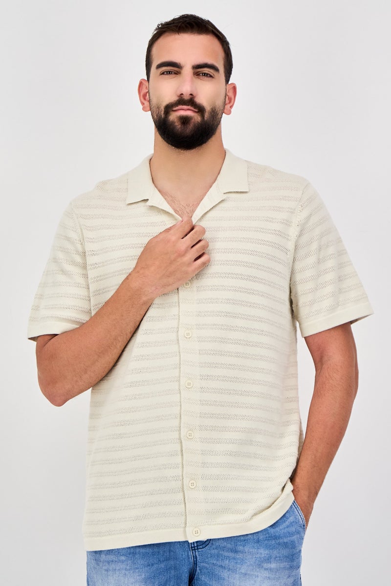 Celio قميص رجالي بقصة عادية بأكمام قصيرة مع ثقوب، بيج - Image 1