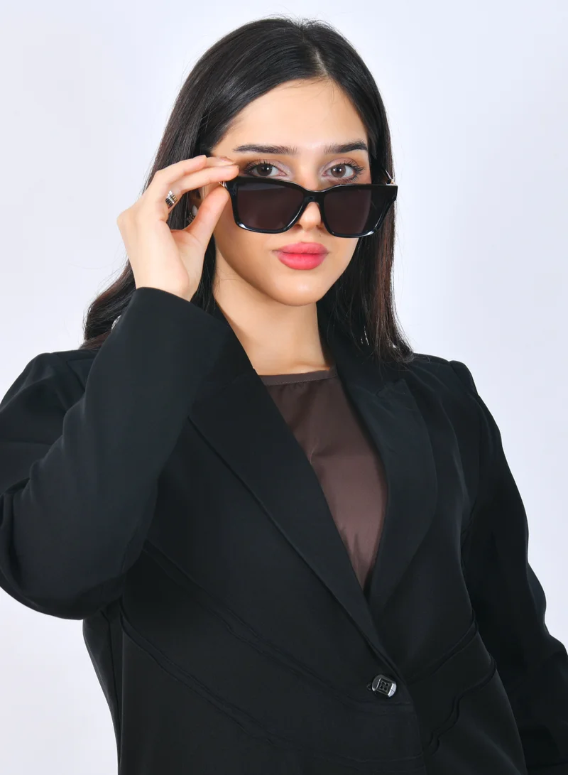 HAWRAA ABAYA Blazer abaya featuring full inner lining with shoulder pads adorned with flowing overlapping stitching details at the front.
