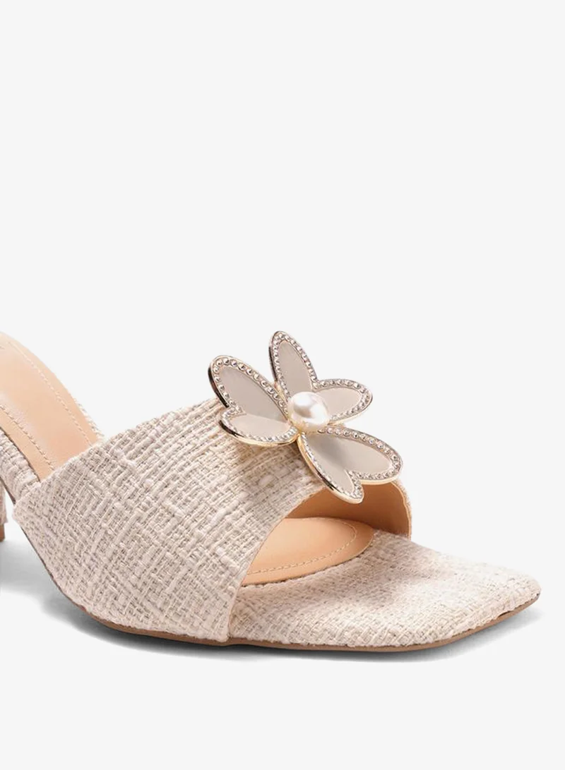 حكايات الأزواج صندل منسوج بكعب عريض وتفاصيل زهرة