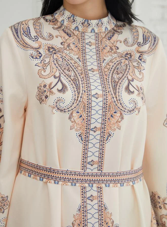 تايك تو جلابية طويلة الأكمام بياقة عالية مزينة بطبعة مطبوعة