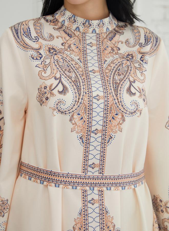 تايك تو جلابية طويلة الأكمام بياقة عالية مزينة بطبعة مطبوعة - Image 2