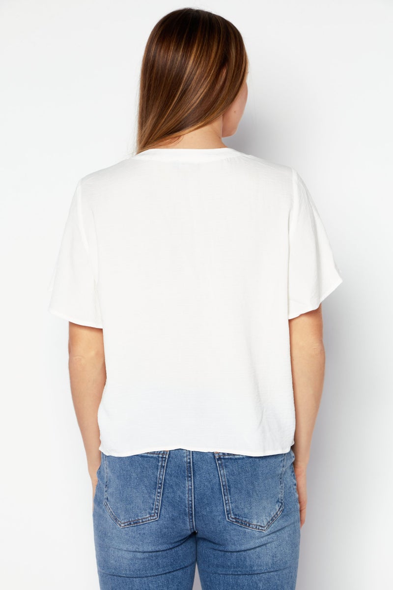 VINCE CAMUTO بلوزة نسائية بياقة على شكل V بأكمام قصيرة، بيضاء - Image 4