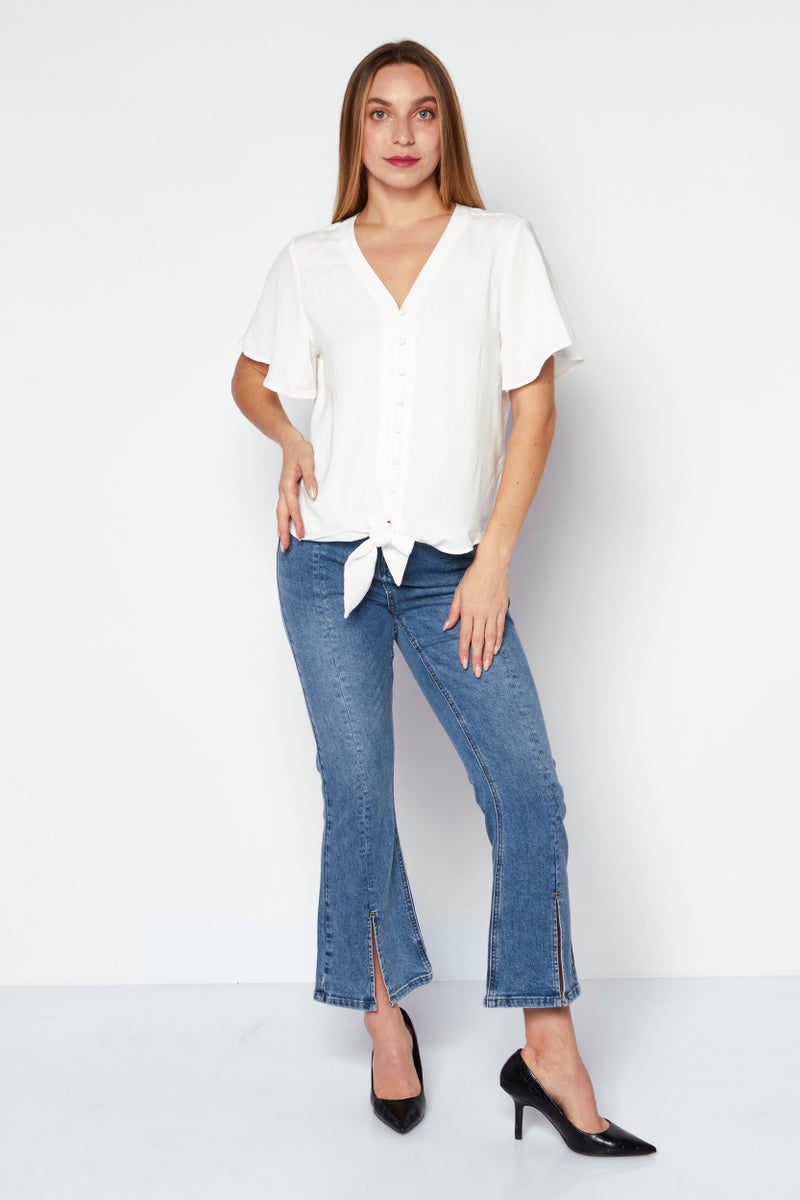 VINCE CAMUTO بلوزة نسائية بياقة على شكل V بأكمام قصيرة، بيضاء - Image 2