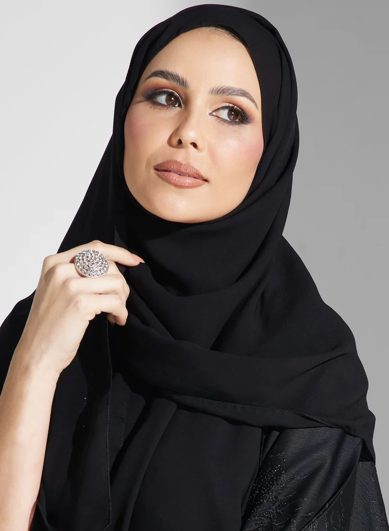 هيا كلوزيت عباية مزخرفة بأكمام ضيقة من الأعلى وواسعة من الأسفل بلون أسود مع شيلة